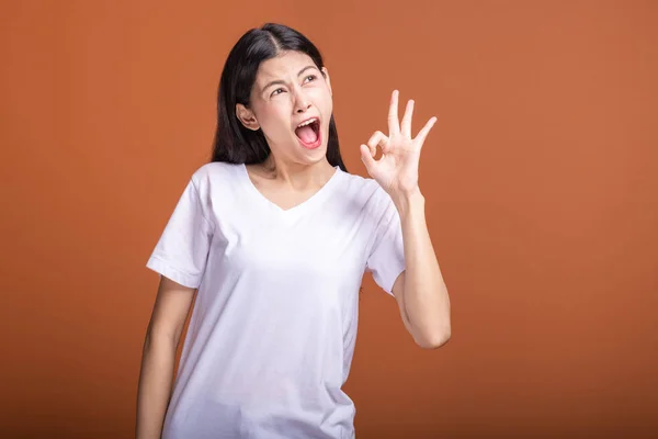 Gewinnerin Isoliert Vor Orangefarbenem Hintergrund Junge Asiatische Hipsterfrau Weißem Shirt — Stockfoto
