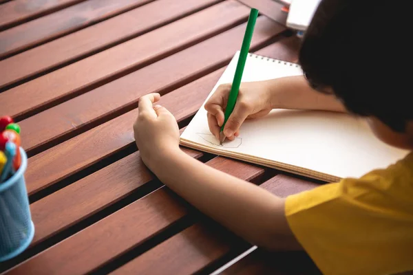 Kinderen Huiswerk Jong Gemengd Ras Jongen Huiswerk Terras Thuis Tekenen — Stockfoto