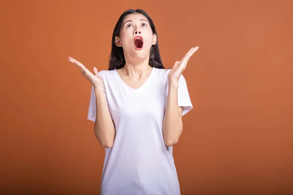 Überraschungsfrau Auf Orangefarbenem Hintergrund Junge Asiatische Hipsterfrau Weißem Shirt Mit — Stockfoto