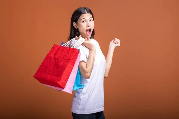 Mujer Sosteniendo Bolsa Aislada Fondo Naranja Mujer Asiática Joven Camiseta — Foto de Stock