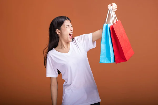 Mujer Sosteniendo Bolsa Aislada Fondo Naranja Mujer Asiática Joven Camiseta — Foto de Stock