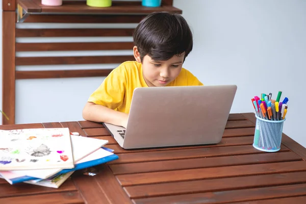 Compiti Bambini Giovane Ragazzo Razza Mista Che Compiti Terrazza Casa — Foto Stock