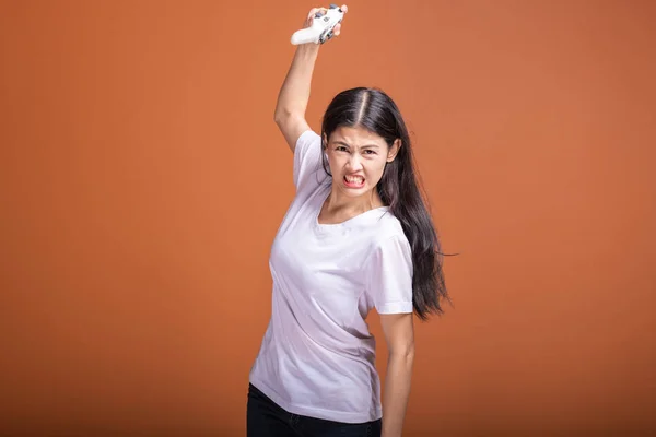 Vrouw Gamer Geïsoleerd Oranje Achtergrond Jonge Aziatische Hipster Vrouw Console — Stockfoto