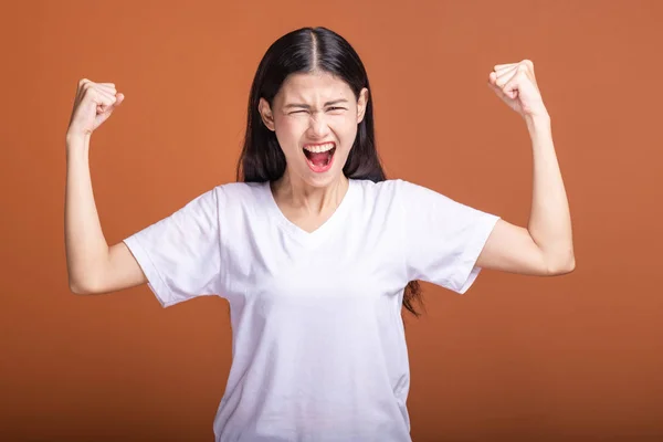 Winnende Vrouw Geïsoleerd Oranje Achtergrond Jonge Aziatische Hipster Vrouw Wit — Stockfoto