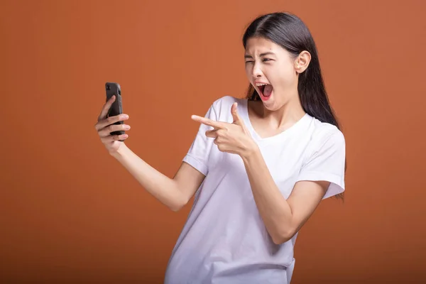 Femme Utilisant Téléphone Portable Isolé Sur Fond Orange Femme Asiatique — Photo