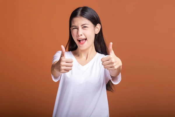 Gewinnerin Isoliert Vor Orangefarbenem Hintergrund Junge Asiatische Hipsterfrau Weißen Shirt — Stockfoto