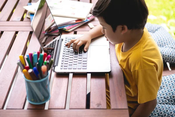 Kinderen Huiswerk Jong Gemengd Ras Jongen Huiswerk Terras Thuis Met — Stockfoto