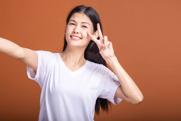 Frau Mit Handy Isoliert Über Orangefarbenem Hintergrund Asiatin Weißen Shirt — Stockfoto