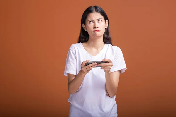 Vrouw Mobiele Spel Geïsoleerd Oranje Achtergrond Jonge Aziatische Vrouw Wit — Stockfoto