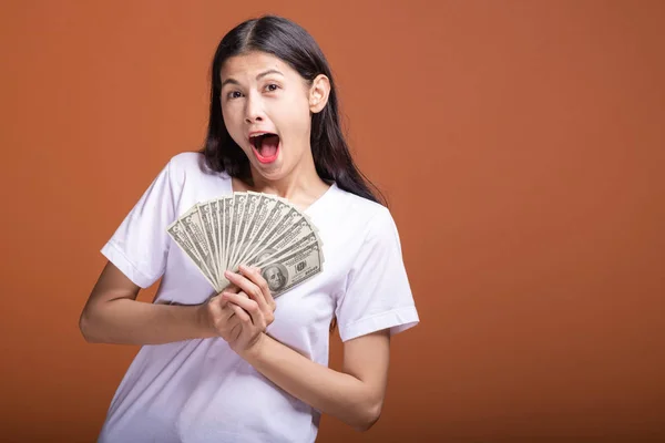Kvinna Som Håller Kassa Noterar Isolerade Orange Bakgrund Ung Asiatisk — Stockfoto
