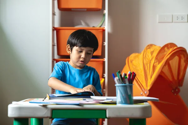 Compiti Bambini Giovane Ragazzo Razza Mista Che Compiti Terrazza Casa — Foto Stock