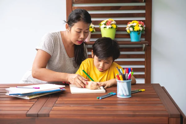 Tarea Los Niños Joven Chico Raza Mixta Haciendo Tarea Terraza — Foto de Stock