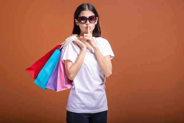 Mujer Sosteniendo Bolsa Aislada Fondo Naranja Mujer Asiática Joven Camiseta —  Fotos de Stock