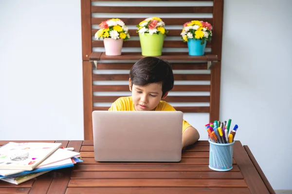 Compiti Bambini Giovane Ragazzo Razza Mista Che Compiti Terrazza Casa — Foto Stock