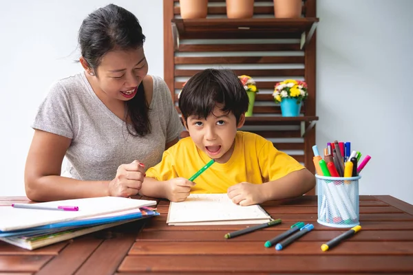 Compiti Bambini Giovane Ragazzo Razza Mista Che Compiti Terrazza Casa — Foto Stock