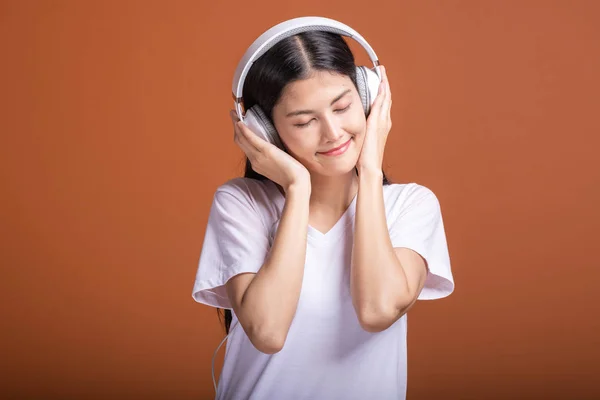 Mujer Usando Auriculares Aislados Sobre Fondo Naranja Joven Mujer Asiática —  Fotos de Stock