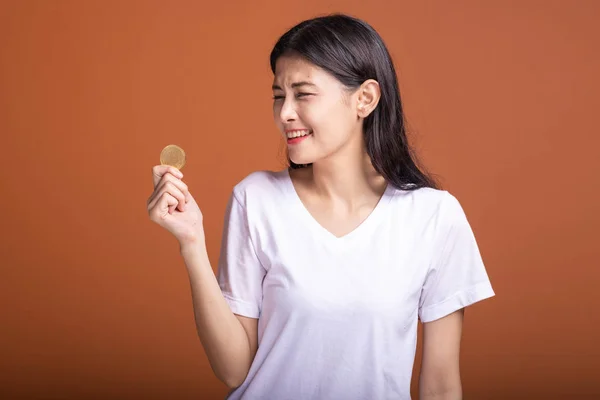 Frau Mit Bitcoin Auf Orangefarbenem Hintergrund Junge Asiatin Weißem Shirt — Stockfoto