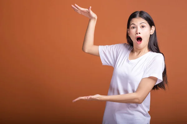 Verrassing Vrouw Oranje Achtergrond Jonge Aziatische Hipster Vrouw Wit Shirt — Stockfoto