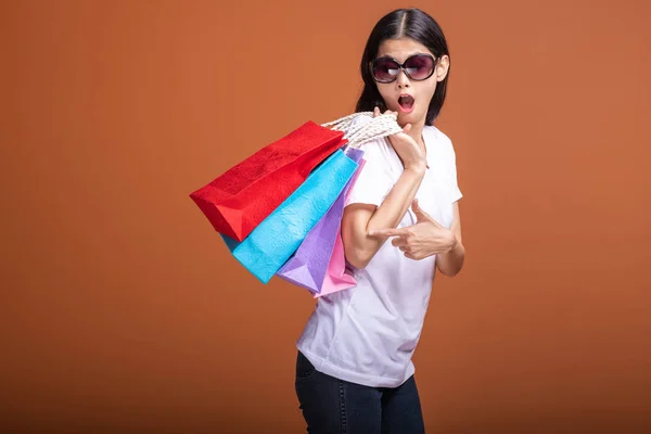 Donna Possesso Shopping Bag Isolato Sfondo Arancione Giovane Donna Asiatica — Foto Stock