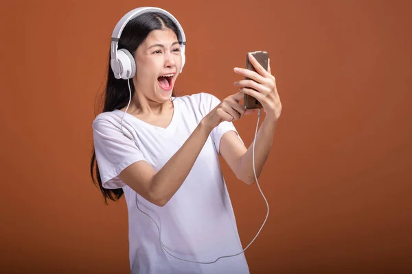 Femme Écoutant Musique Aide Téléphone Isolé Sur Fond Orange Jeune — Photo