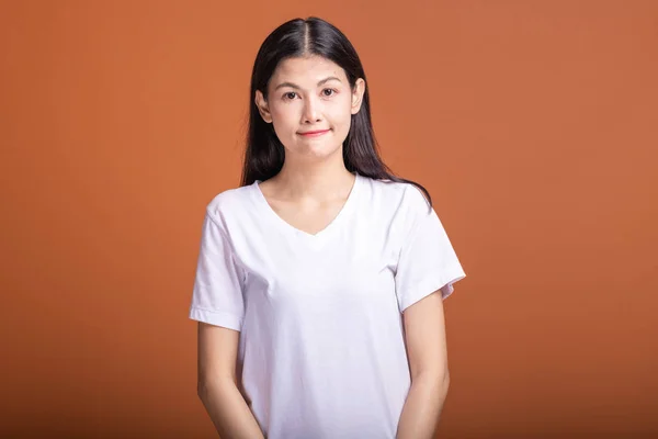 Junge Asiatische Hipster Frau Porträt Weißes Shirt Lächelnd — Stockfoto