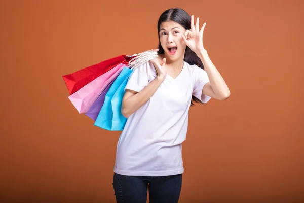 Mujer Sosteniendo Bolsa Aislada Fondo Naranja Mujer Asiática Joven Camiseta —  Fotos de Stock