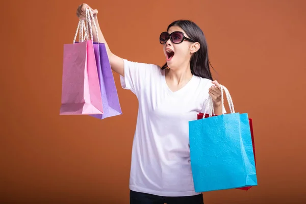 Mujer Sosteniendo Bolsa Aislada Fondo Naranja Mujer Asiática Joven Camiseta —  Fotos de Stock