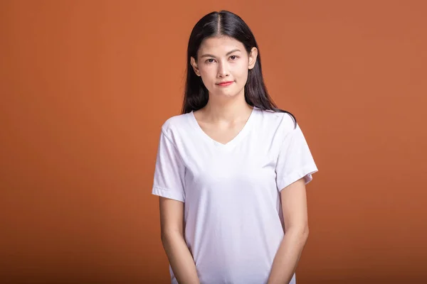 Junge Asiatische Hipster Frau Porträt Weißes Shirt Lächelnd — Stockfoto