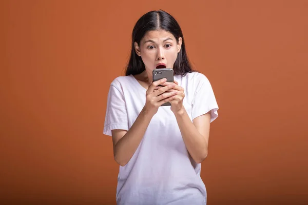 Frau Mit Handy Isoliert Über Orangefarbenem Hintergrund Asiatin Weißen Shirt — Stockfoto