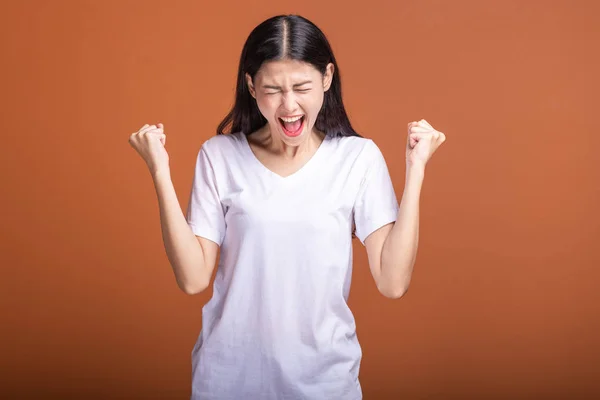 Mujer Ganadora Aislada Sobre Fondo Naranja Joven Mujer Hipster Asiática —  Fotos de Stock