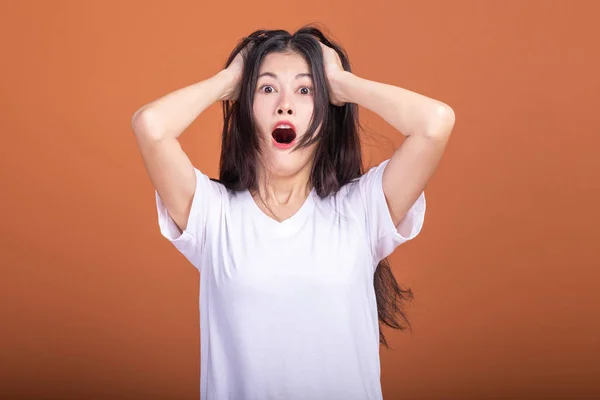 Verrassing Vrouw Oranje Achtergrond Jonge Aziatische Hipster Vrouw Wit Shirt — Stockfoto