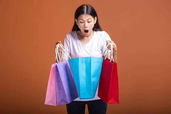 Mulher Segurando Saco Compras Isolado Fundo Laranja Jovem Mulher Asiática — Fotografia de Stock