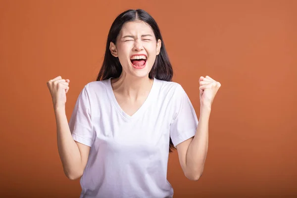 Mujer Ganadora Aislada Sobre Fondo Naranja Joven Mujer Hipster Asiática —  Fotos de Stock