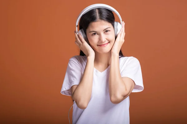 Woman Using Headphone Isolated Orange Background Young Asian Woman Listen — Stock Photo, Image
