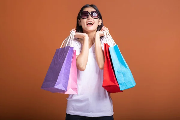Donna Possesso Shopping Bag Isolato Sfondo Arancione Giovane Donna Asiatica — Foto Stock