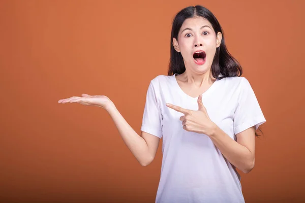 Woman Wijzend Vinger Met Open Palm Oranje Achtergrond Jonge Aziatische — Stockfoto