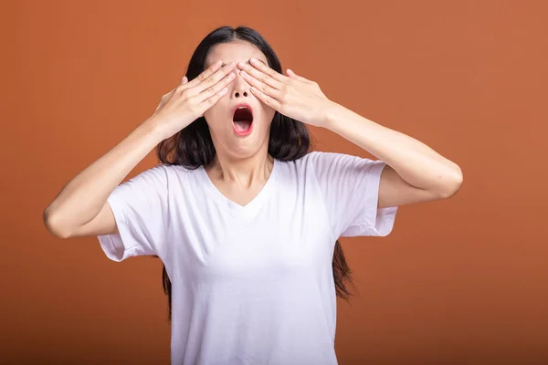 Mulher Cobrir Olhos Isolados Fundo Laranja Mulher Asiática Shirt Branca — Fotografia de Stock