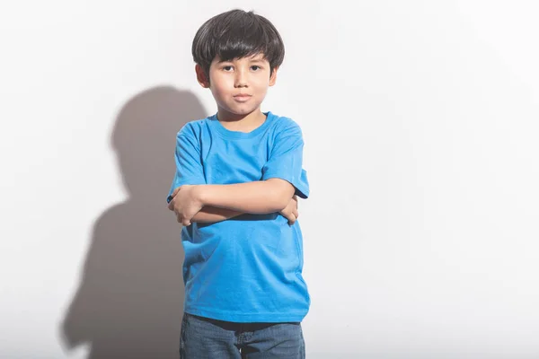 年轻的男孩肖像在白色背景与硬光 混合的种族男孩在蓝色衬衣和吉恩 — 图库照片