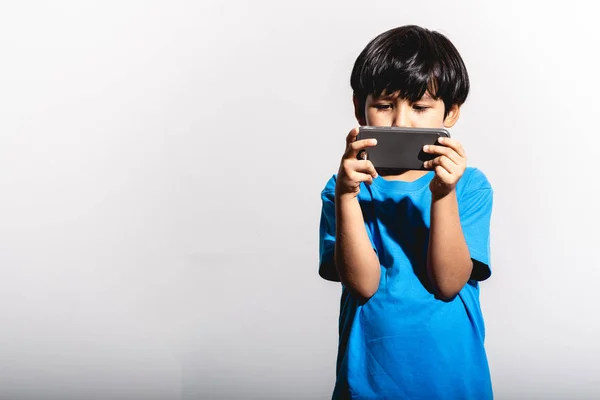 Ung Pojke Spela Mobila Spel Stående Vit Bakgrund Med Hårt — Stockfoto