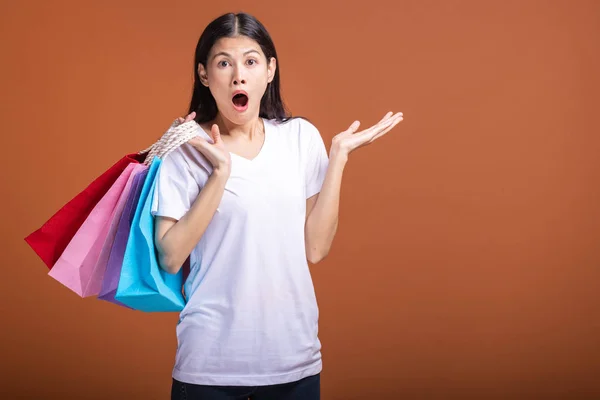 Mujer Sosteniendo Bolsa Aislada Fondo Naranja Mujer Asiática Joven Camiseta —  Fotos de Stock