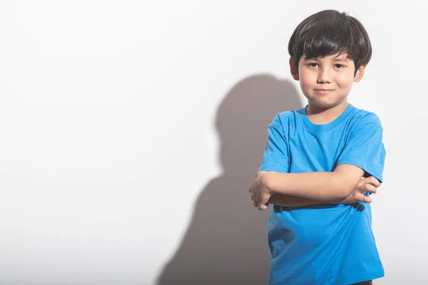 年轻的男孩肖像在白色背景与硬光 穿着蓝色衬衣和琴的混血男孩 自信的姿势 — 图库照片