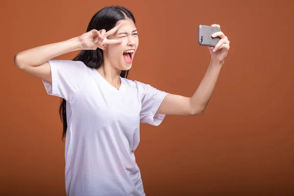 Femme Utilisant Téléphone Portable Isolé Sur Fond Orange Femme Asiatique — Photo