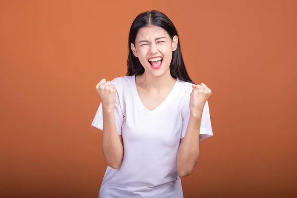 Gewinnerin Isoliert Vor Orangefarbenem Hintergrund Junge Asiatische Hipsterfrau Weißen Shirt — Stockfoto