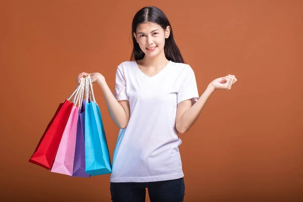 Mujer Sosteniendo Bolsa Aislada Fondo Naranja Mujer Asiática Joven Camiseta — Foto de Stock