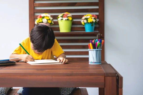 Compiti Bambini Giovane Ragazzo Razza Mista Che Compiti Terrazza Casa — Foto Stock