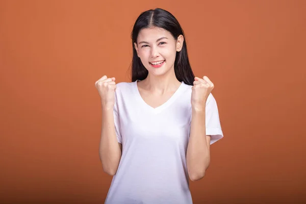 Gewinnerin Isoliert Vor Orangefarbenem Hintergrund Junge Asiatische Hipsterfrau Weißen Shirt — Stockfoto