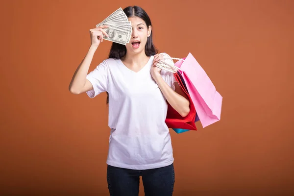Bevásárlótáska Elszigetelt Narancssárga Háttérben Készpénz Fiatal Ázsiai Fehér Póló Boldog — Stock Fotó