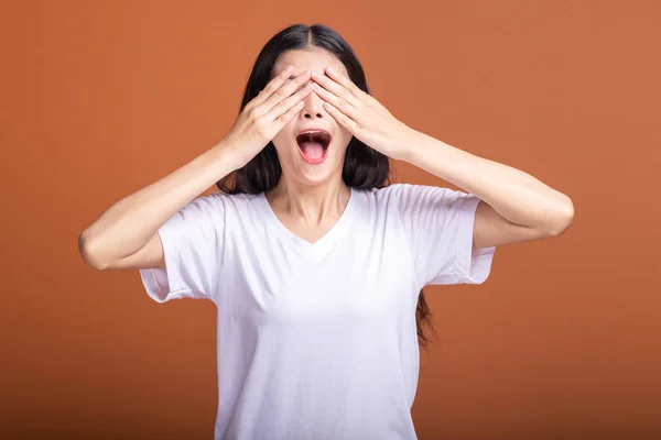 Žena Zastínila Oči Izolován Oranžové Pozadí Asijské Žena Bílé Tričko Stock Obrázky