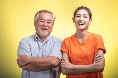 Babası olmakla gurur duyuyorum. Yaşlı adam onun güzel Asyalı kız portre ile izole, gülümseyen. Modern aile kavramı.