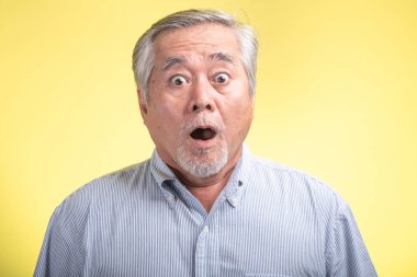 Komuta sizde portre izole. Kamera, önünde beyaz sakalı ayakta olan eski Asya adam yüz şok edici. Üst düzey yaşam tarzı kavramı.